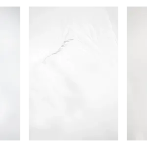 Triptychon von Hana mit drei fotografischen Spuren in Weiß – Papier, Farbe und Licht als Brücke zwischen Sichtbarem und Spürbarem.