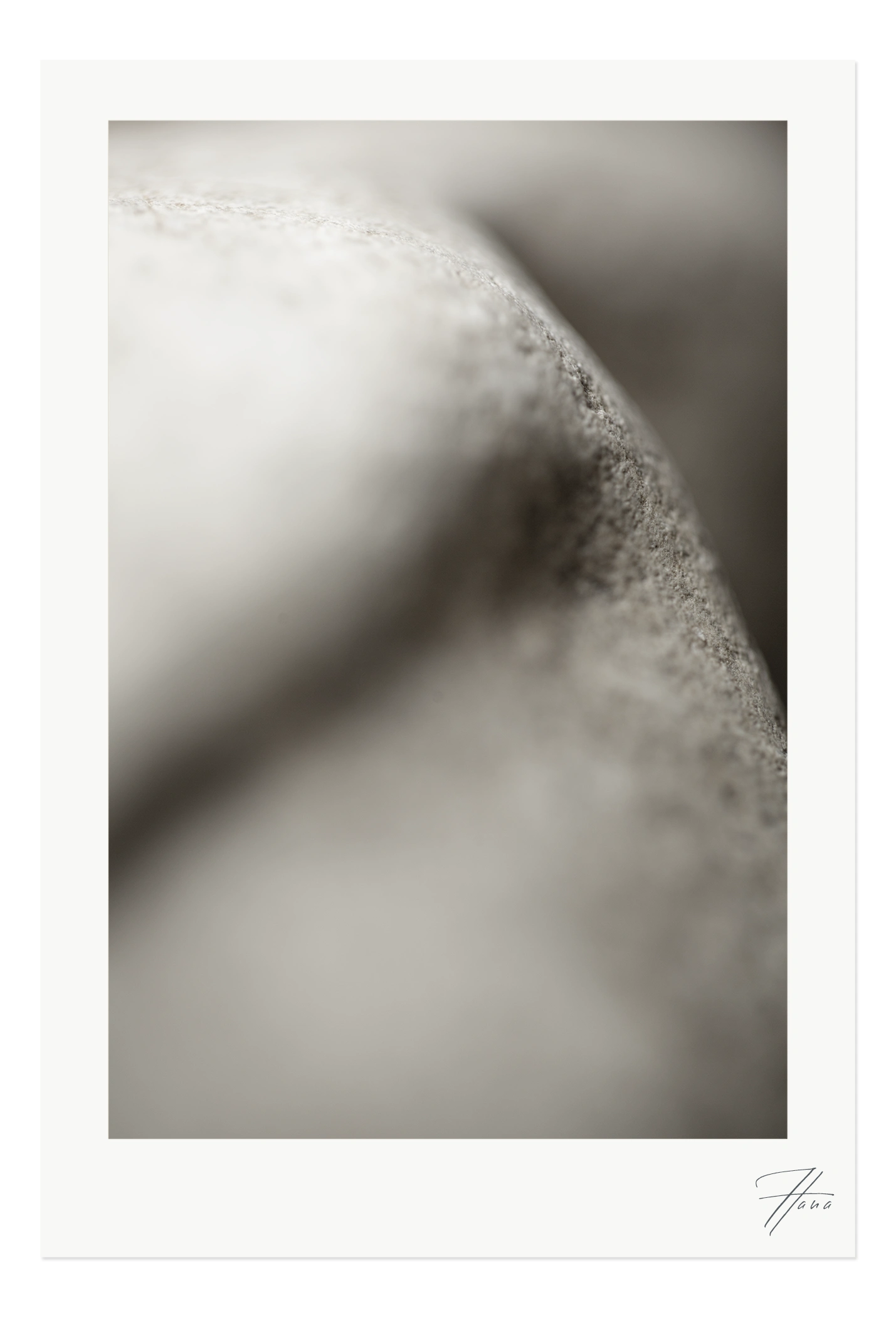 Fotografie eines Steins, der wie ein Körper wirkt – Werk Unberührbar nah von Hana, Fine Art Print auf Washi-Papier