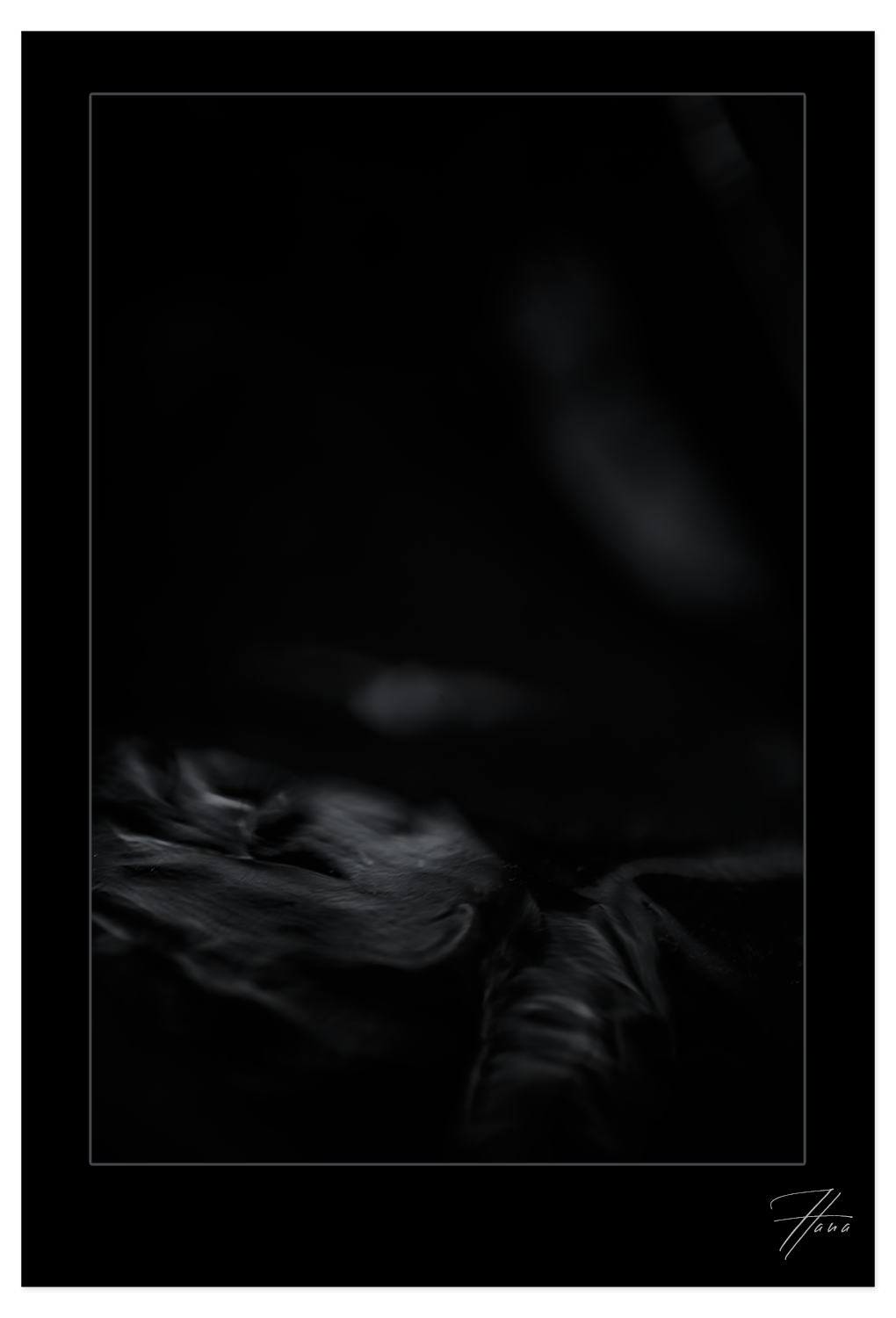 Fotografie eines Steins, der wie ein Körper wirkt – Werk Unberührbar nah von Hana, Fine Art Print auf Washi-Papier